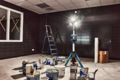 Makita NLADML814 14.4V - 18V Li-Ion Accu Bouwlamp Op Statief - 3 Spots - 100-220cm - 3000 Lumen -Makita 42206882448fbd17811fb9146f13f457